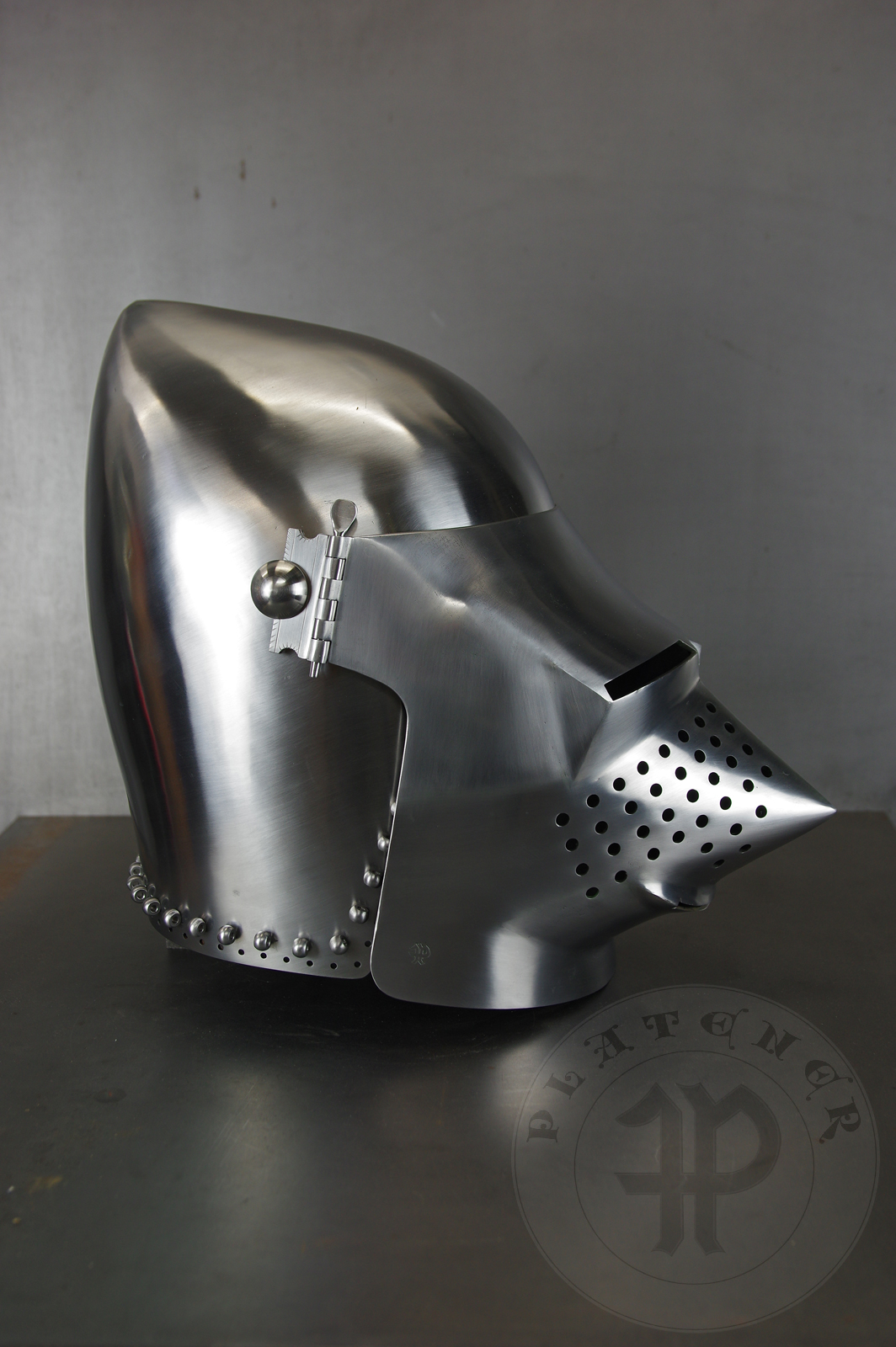 Helmet inspired by the Lyle bascinet from Royal Armouries in Leeds, formerly part of Churburg armoury. Material: 2 mm steel with 0,3 % carbon. Heat treatment: hardened and tempered up to 34 HRC. Weight 4,220 kg / Przybica starszego typu tzw. psi pysk wzorowana na oryginale z Royal Armouries w Leeds, poprzednio cz zbrojowni w Churburgu. Materia: stal 2 mm o zawartoci wgla 0,3%. Hartowany i odpuszczany do 34 HRC. Waga 4,220 kg.